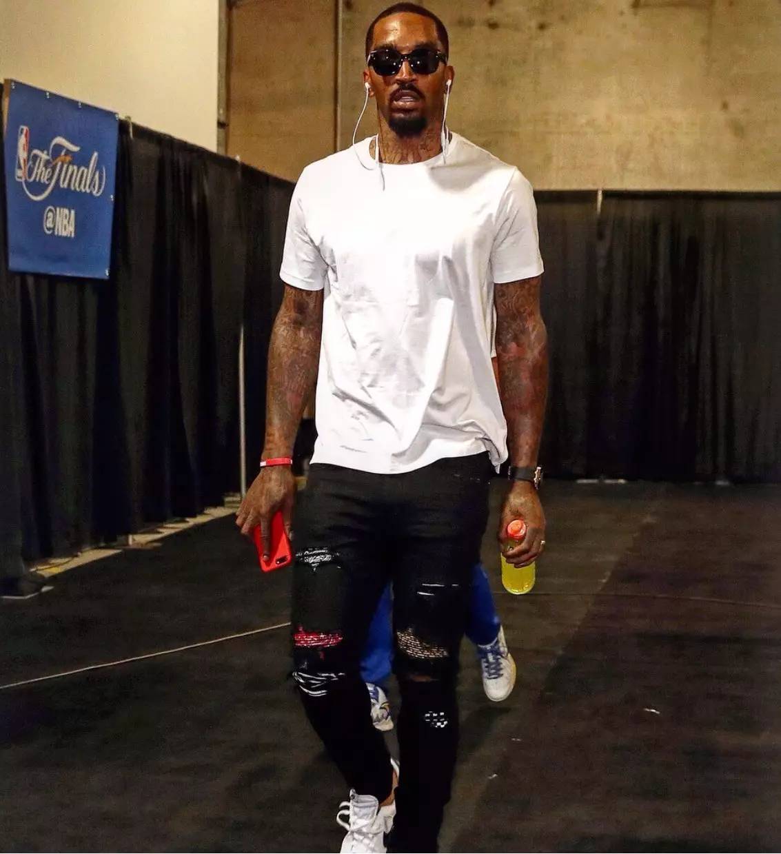 18岁“杜锋接班人”惊艳表现，广东男篮迎来新‘锋线大脑’（18岁杜锋接班人闪耀全场，广东男篮迎来锋线新大脑）