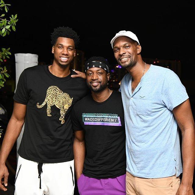 梅西赛前将球衣赠予安哥拉总统，总统回赠他一座纪念奖杯（赛前梅西赠球衣予安哥拉总统，对方回以纪念奖杯）