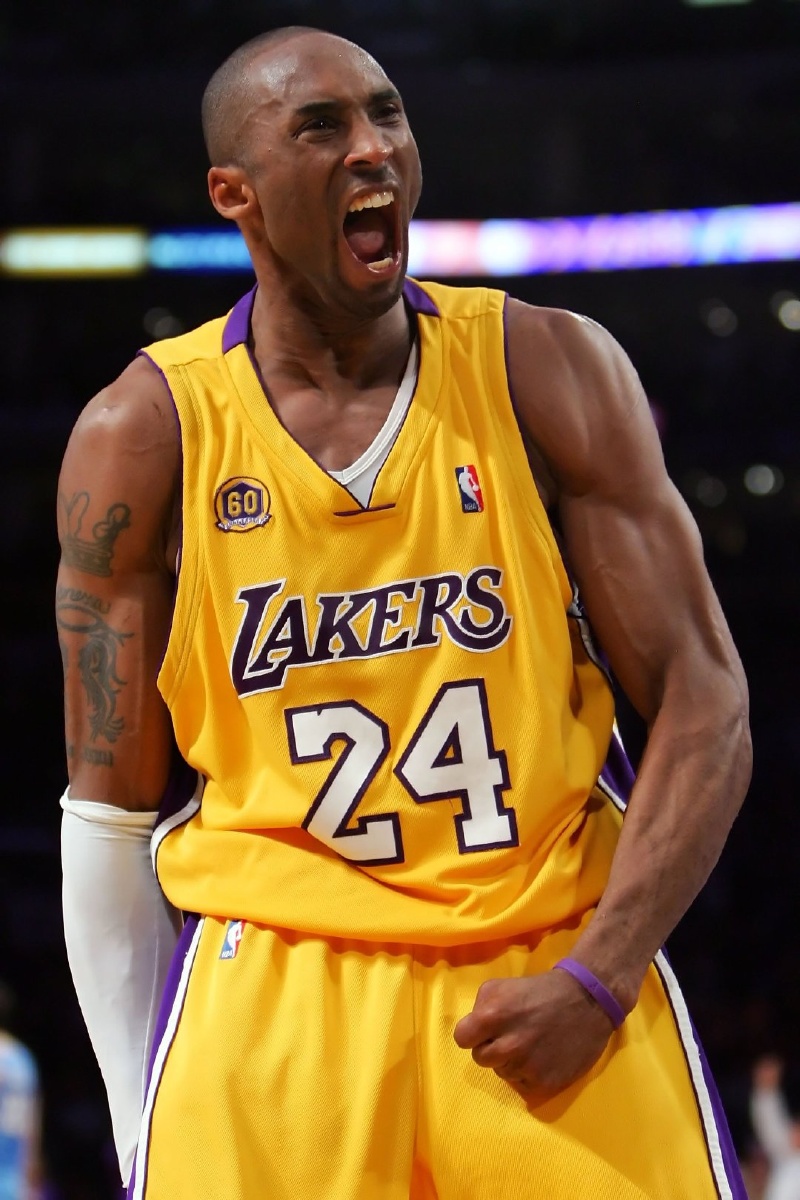 防线漏洞频出 对手屡屡冲击（防守屡现破绽 对手频频冲击）