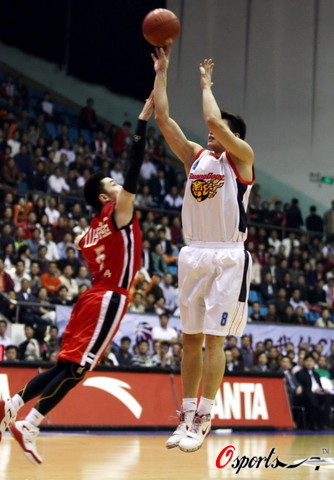 英超：阿森纳客场3-1击败诺维尔（英超战报：阿森纳客场3-1力克诺维尔）