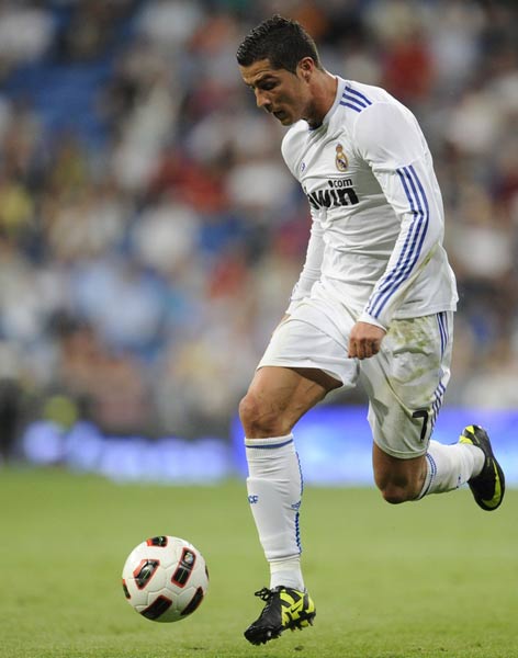 国足未来第一左后卫：华裔球星90万欧转会费登陆波兰联赛！（华裔球星90万欧赴波兰联赛，被看好成国足未来第一左后卫）