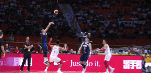 罗体：斯帕莱蒂重回那不勒斯全程遭嘘，球迷不原谅他执教尤文（罗体：斯帕莱蒂重返那不勒斯遭全场嘘声，因曾执教尤文未获球迷谅解）