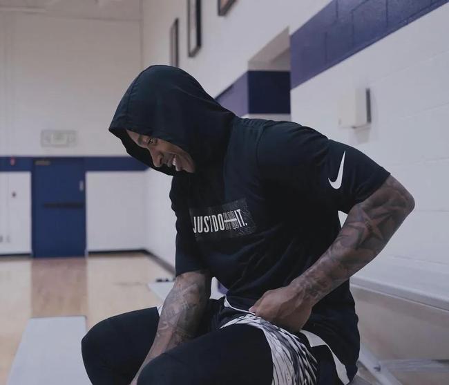 维尼修斯和阿森纳U16球员合影，2米法国门将抢镜（维尼修斯与阿森纳U16合照，2米法国门将成焦点）